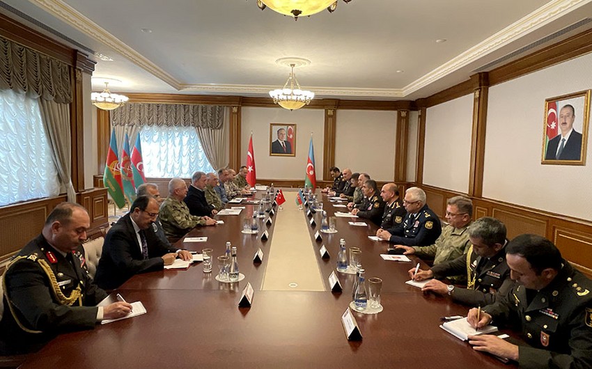 Министры обороны Азербайджана и Турции обсудили расширение сотрудничества в военной сфере