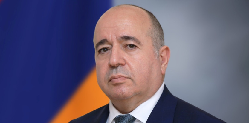 Министр обороны Армении отбыл в Россию