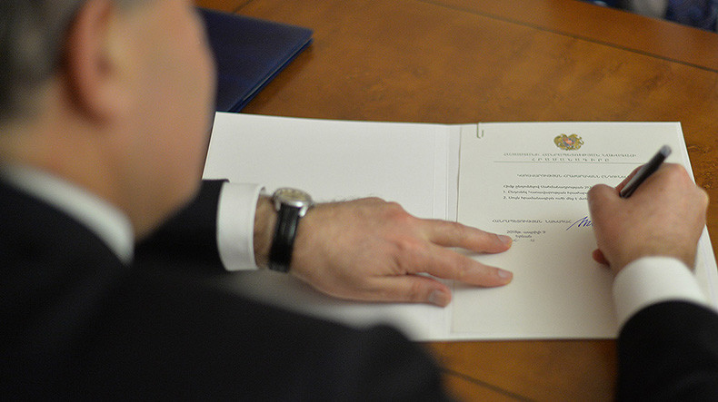 ՀՀ նախագահը հրամանագրեր է ստորագրել` ազատելով ՀՅԴ և ԲՀԿ ներկայացուցիչներին