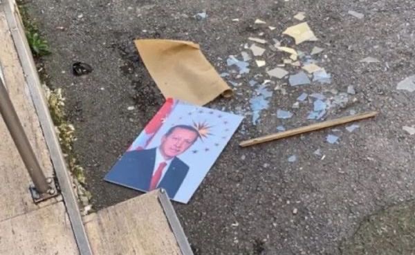 В Турции впервые гражданин был арестован за то, что бросил на землю фотографию Эрдогана