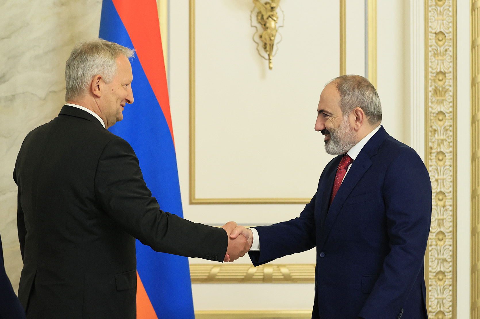 Вопрос статуса Нагорного Карабаха остается нерешенным: Пашинян - послу Германии 