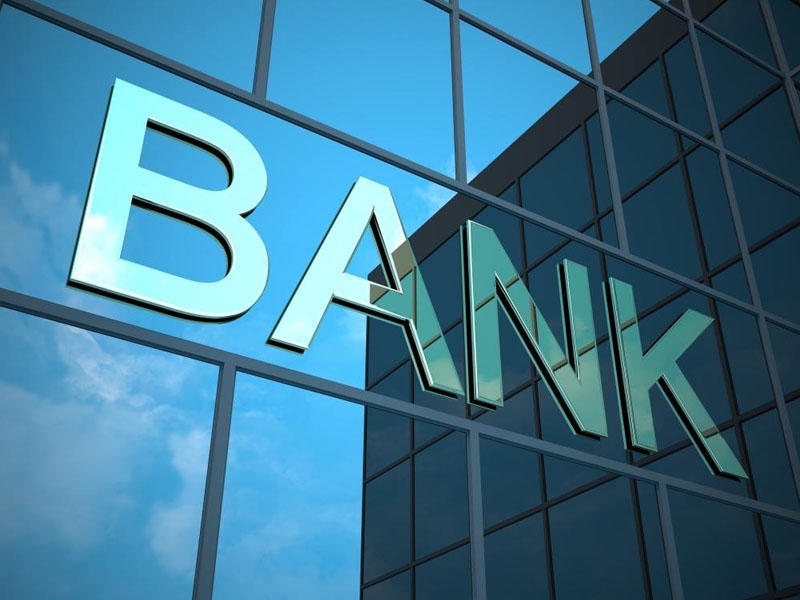 Экономист: к 2020 году из 32 банков в Азербайджане могут остаться только 20