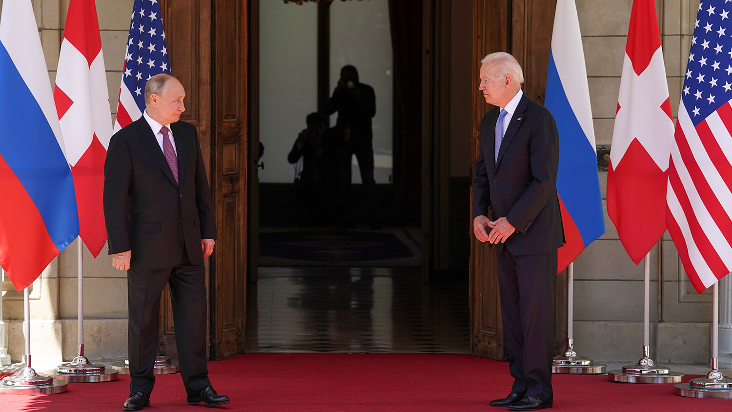 Байден и Путин договорились попытаться устранить помехи в работе диппредставительств