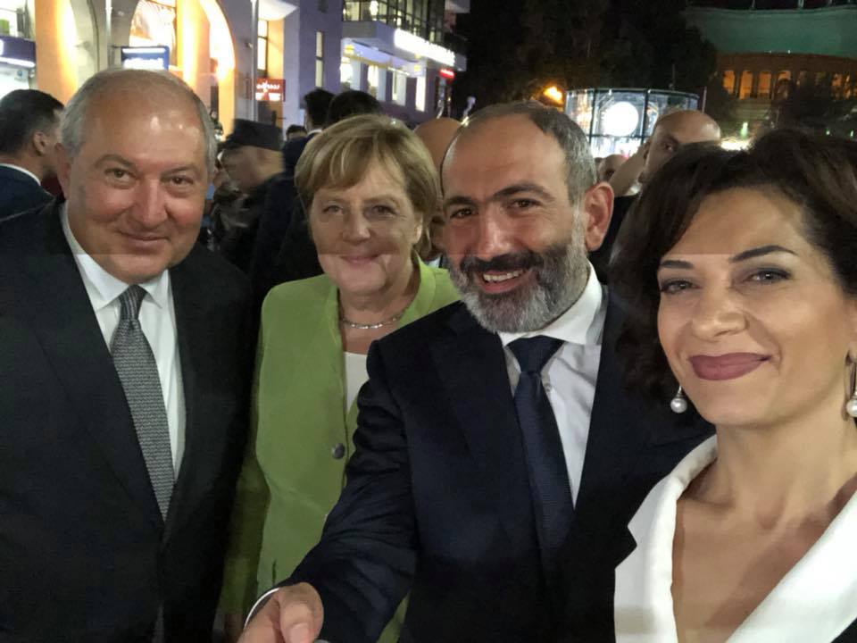 «Wonderful» вечер - Ангела Меркель прогулялась по Еревану с Пашиняном и Саркисяном (VIDEO)