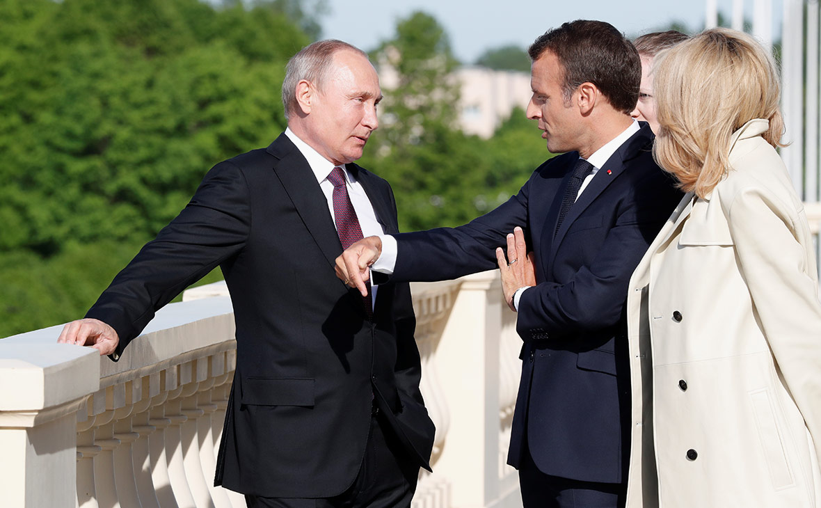 Макрон принял предложение Путина совершить визит в Россию