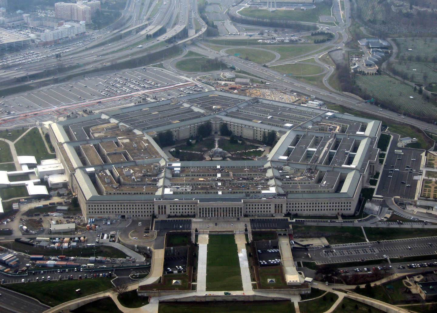 Пентагон: США пока не прекратили снабжать оружием сирийских курдов