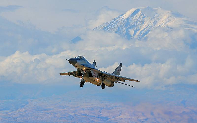 Экипажи истребителей МиГ-29 перехватили воздушные цели условного противника в Армении