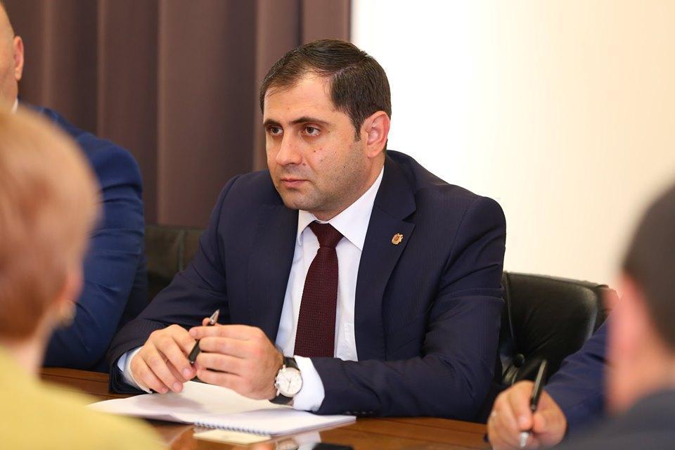 Сурен Папикян агитировал за принятие конституционных реформ с трибуны НС 