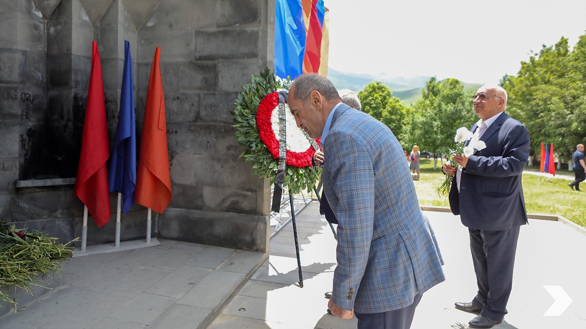 Роберт Кочарян возложил цветы к мемориалу Каракилисского сражения в Ванадзоре