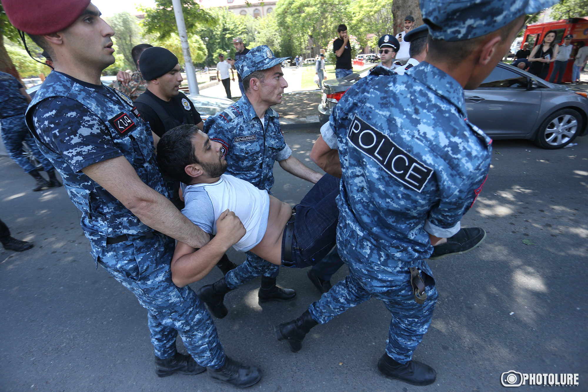 Прорвали полицейскую стену и ворвались в правительственный корпус: СК о задержанных