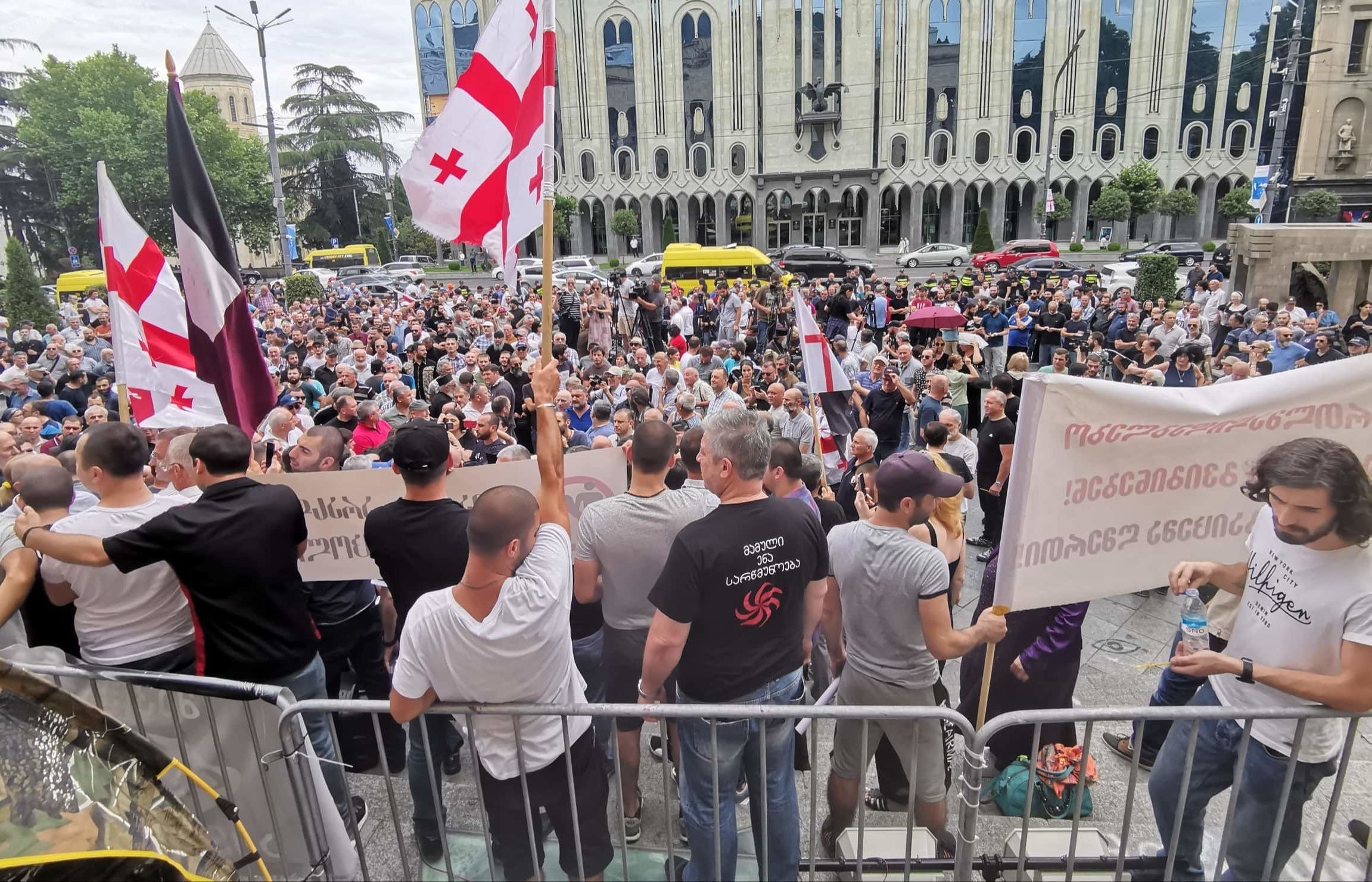Противники гей-парада в Тбилиси перекрыли проспект Руставели
