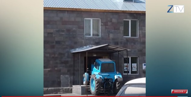 В Армении трактором заблокировали здание суда (ВИДЕО)