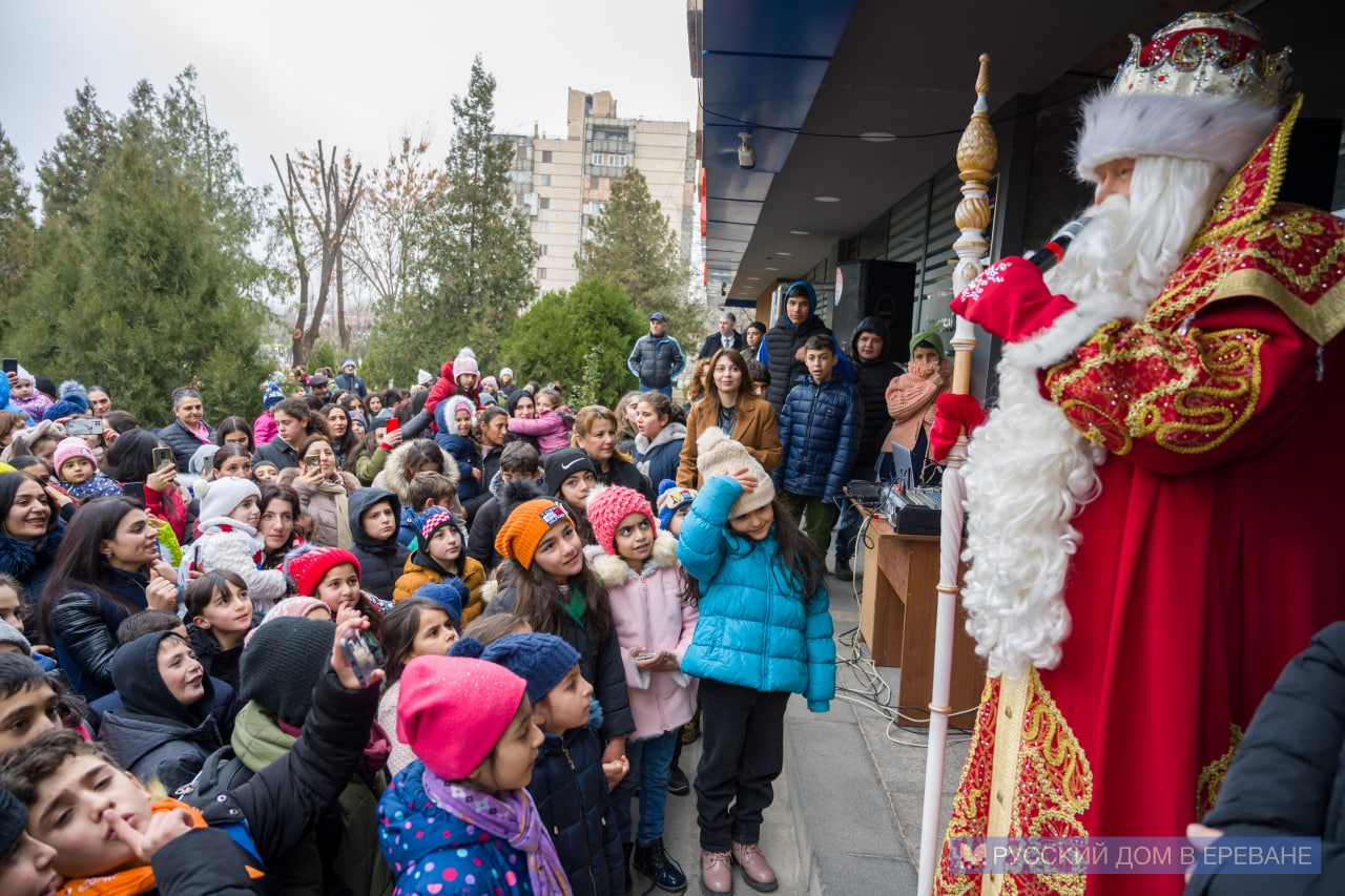 Новогоднее путешествие Деда Мороза по Армении завершилось