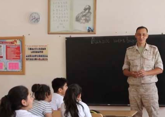 Российские миротворцы посетили открытый урок русского языка в средней школе Аскерана