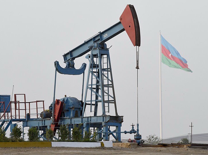 Азербайджан снизил ежесуточную нефтедобычу в октябре