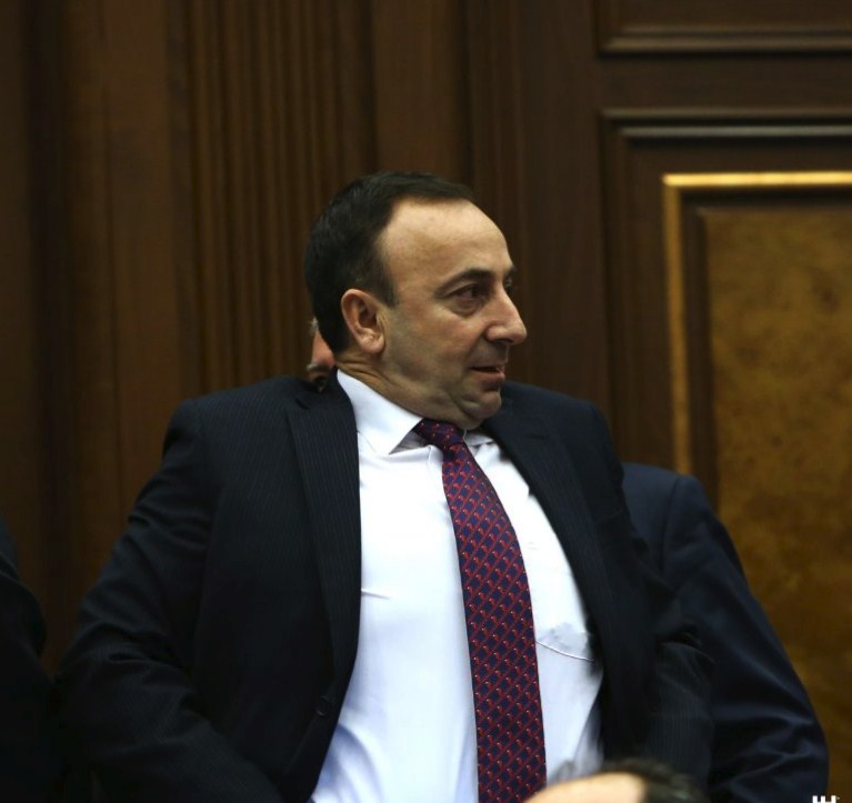 Հրայր Թովմասյանին 2005 թ.-ի ուժը կորցնող Սահմանադությամբ կարգեցին ՍԴ ցմահ նախագահ