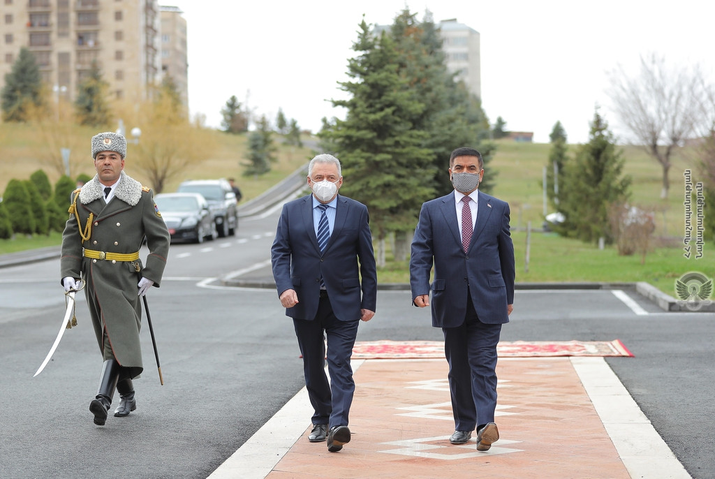 Соглашение о сотрудничестве подписали главы Минобороны Армении и Ирака