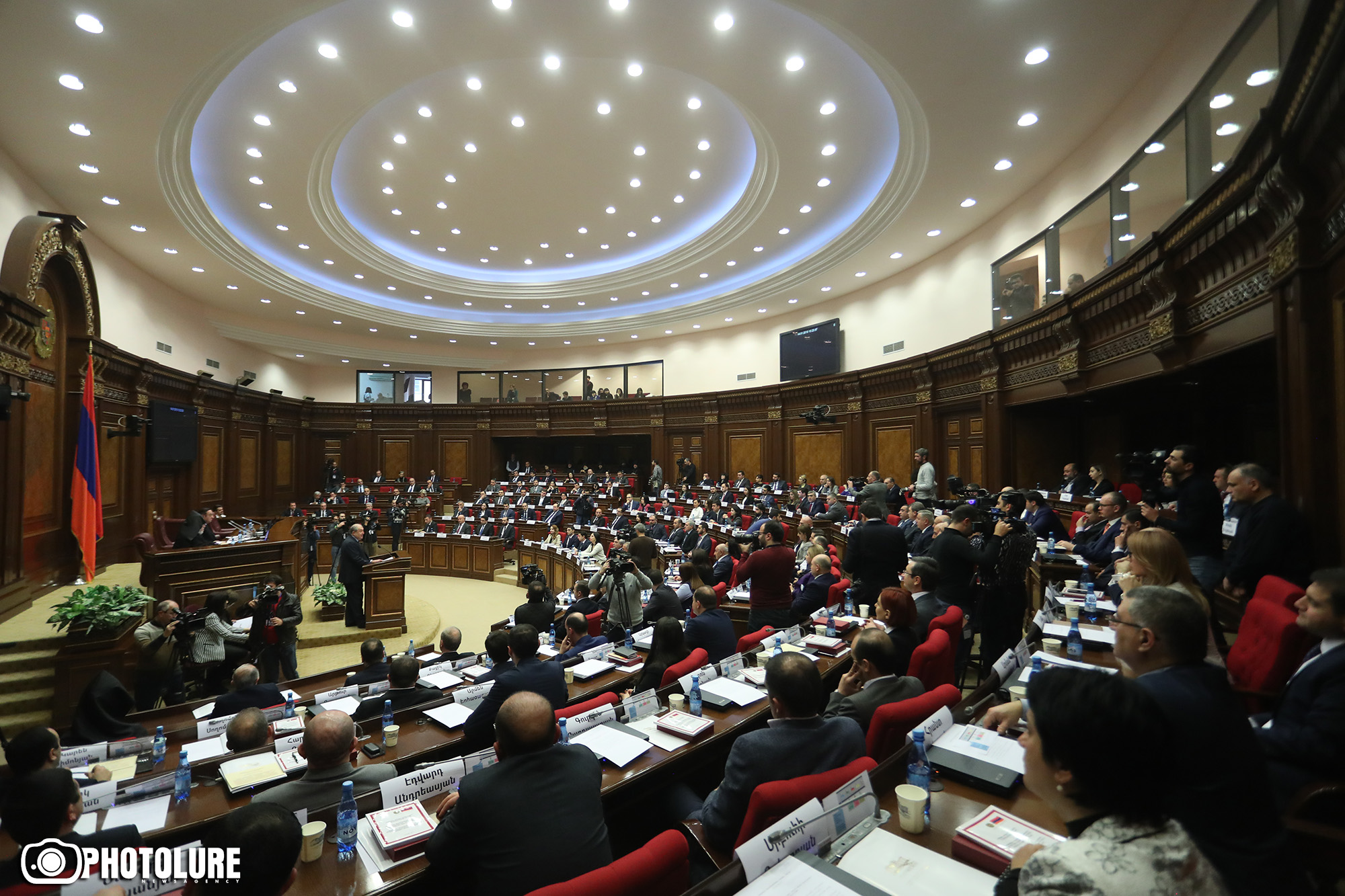 Будни нового парламента Армении: словесные перепалки и 