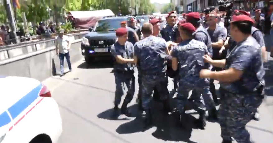 Քոչարյանի աջակիցների եւ ոստիկանների հետ բախում է եղել. 6 քաղաքացի է տարվել ոստիկանություն