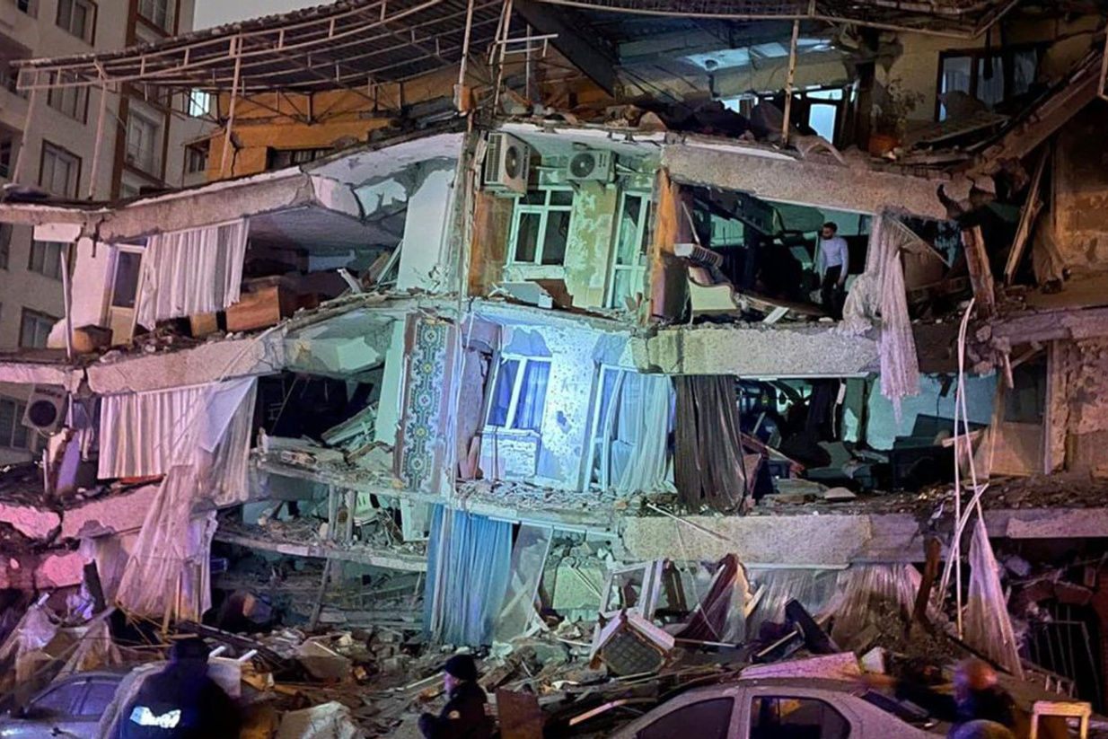 Число погибших в результате землетрясения в Турции превысило 12 тыс. человек 