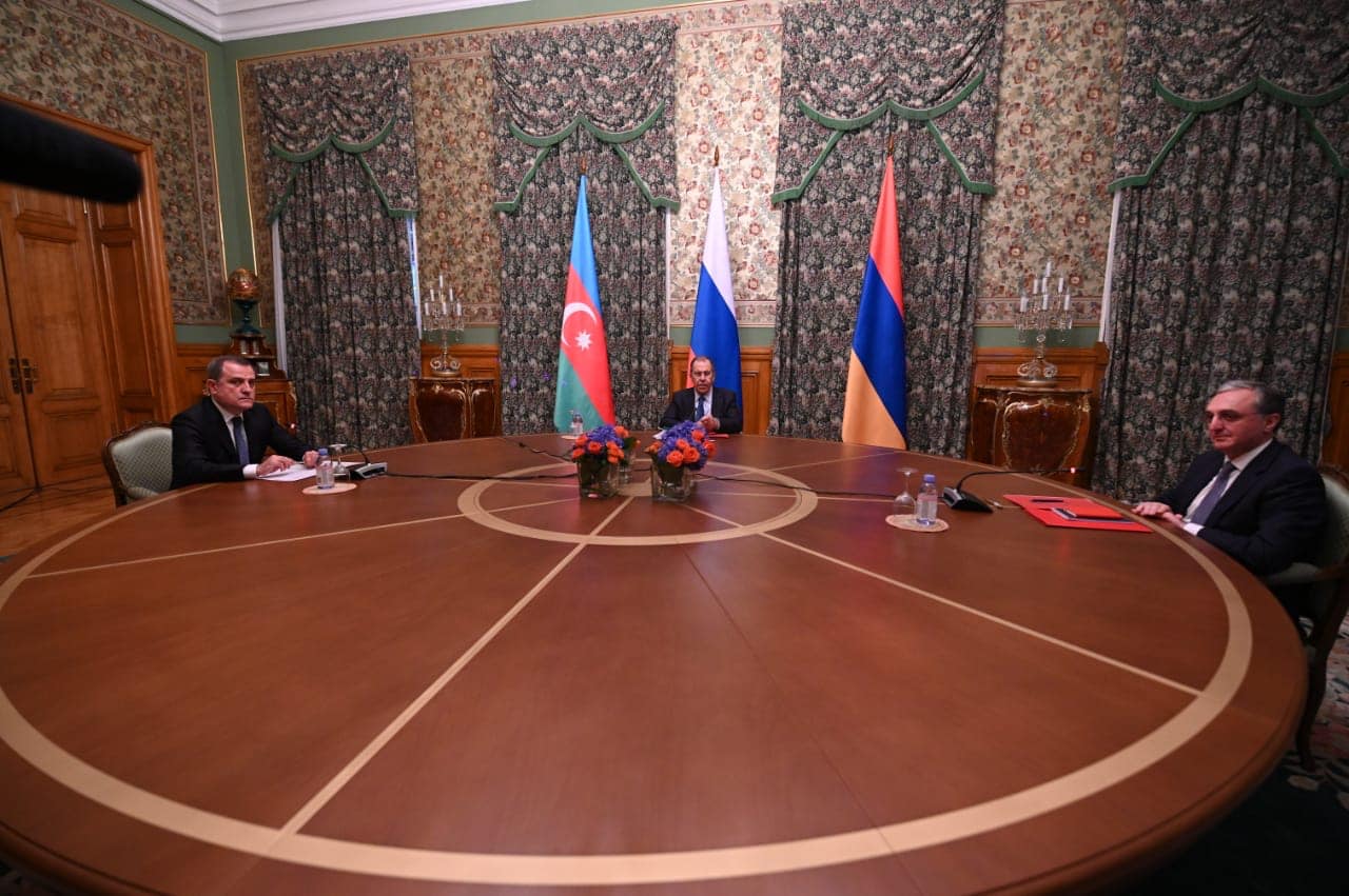 Армения и Азербайджан при посредничестве России договорились о прекращении огня