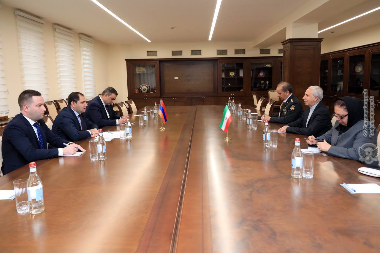 Глава МО Армении и посол ИРИ обменялись мнениями вокруг вопросов региональной безопасности