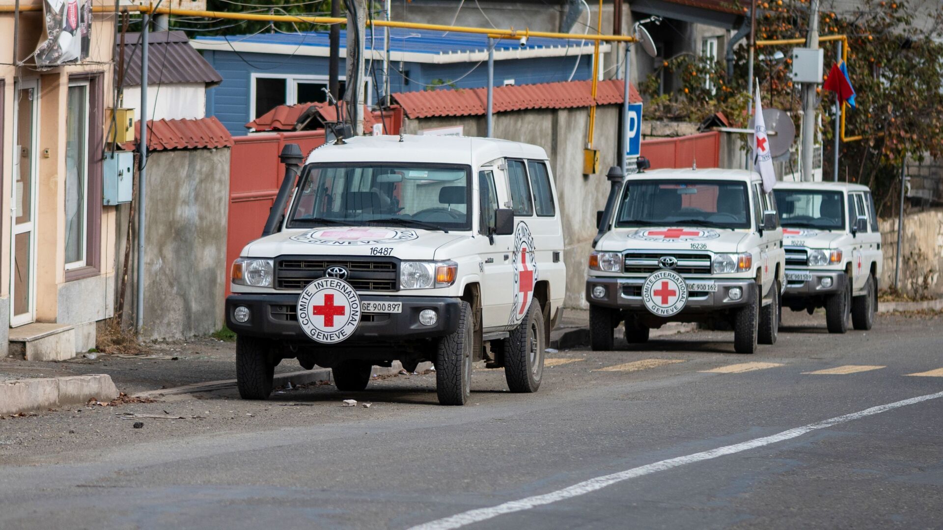 СМИ: МККК сам приостановил гуманитарную деятельность по Лачинскому коридору