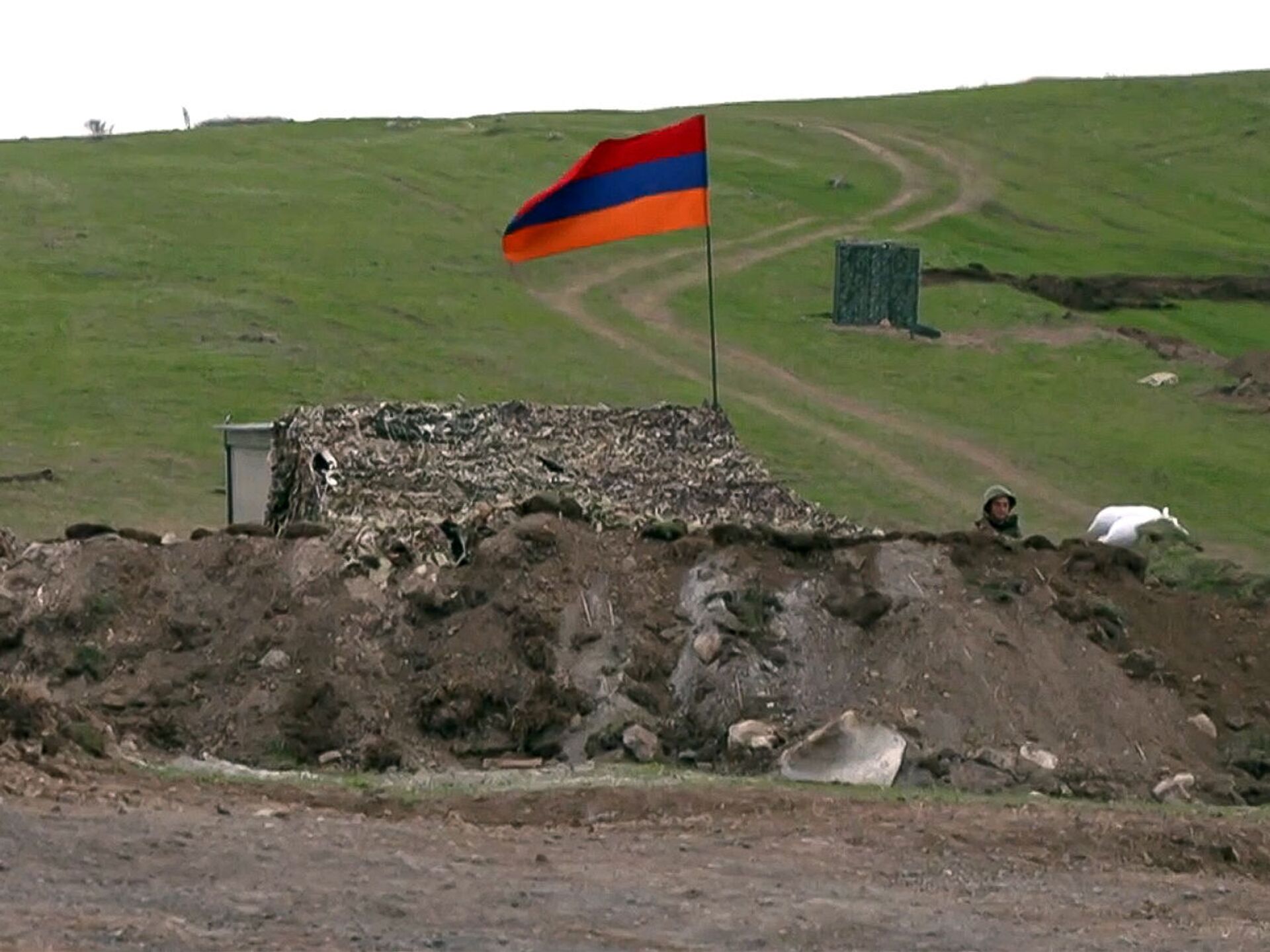 Пашинян: Азербайджан продолжает передвижение войск вдоль границы с Арменией