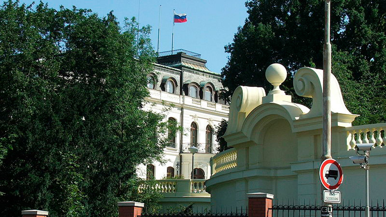 Правительство Чехии объявило двух сотрудников посольства России персонами «non grata»