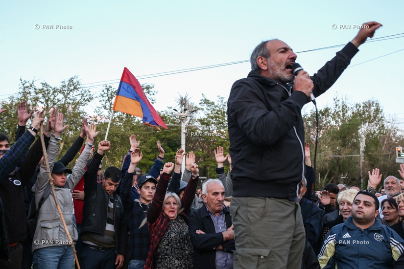 Не поддаваться на провокации: Пашинян «открестился» от беспорядков в центре Еревана