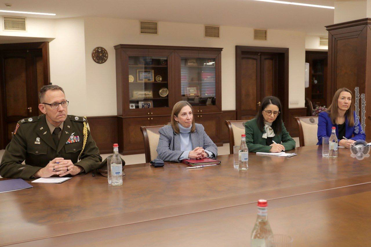 Глава МО и посол США обсудили ситуацию в Лачинском коридоре