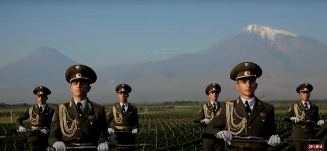 Дефиле роты почетного караула ВС Армении на фоне Арарата (ВИДЕО)