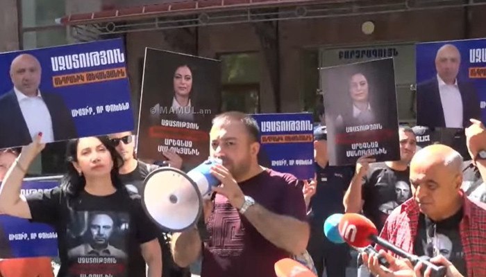 «Мать Армения» проводит акцию у ВСС в поддержку Андраника Теваняна и Арегназ Манукян 