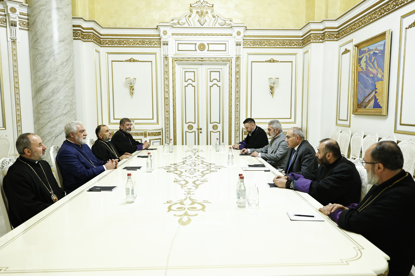 Ո՞ր սրբազաններն են գնացել Փաշինյանի մոտ