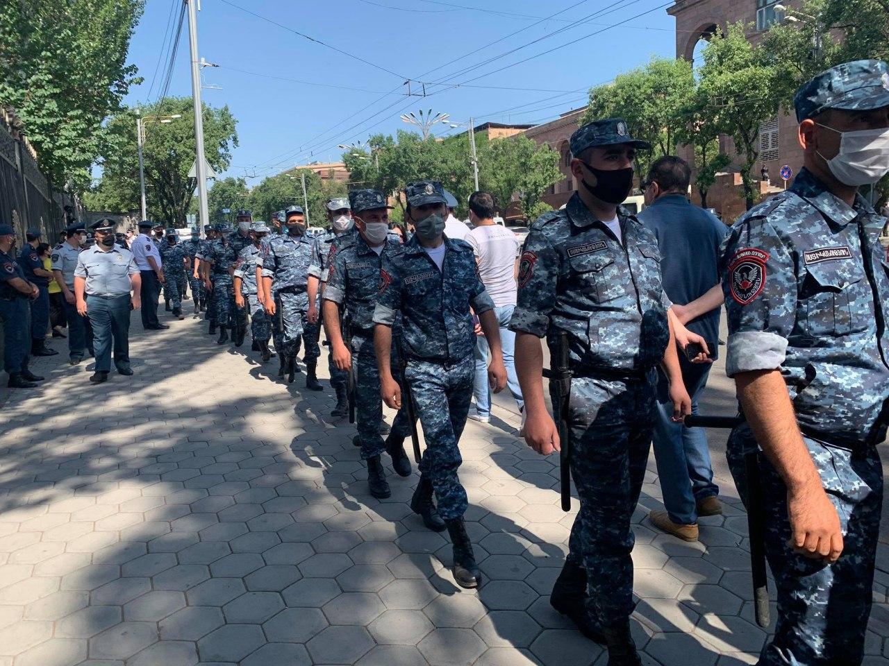 К НС Армении стянуты полицейские силы, среди сторонников Царукяна есть задержанные 