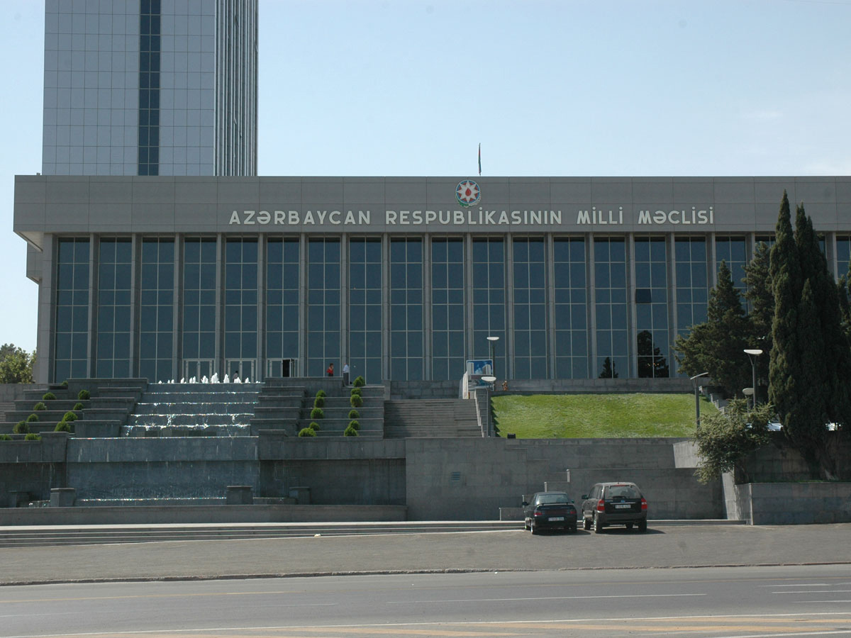 Парламент Азербайджана утвердил штрафы за нарушение режима карантина