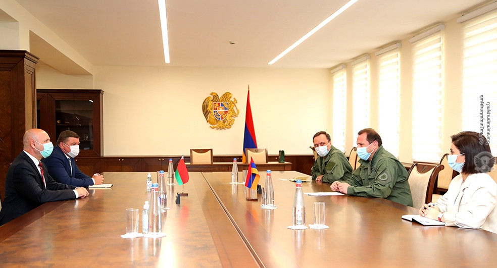 Состоялась встреча министра обороны Армении с послом Белоруссии Игорем Назаруком