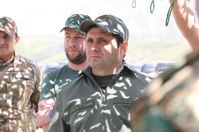 Министр обороны Армении посетил восточную пограничную зону