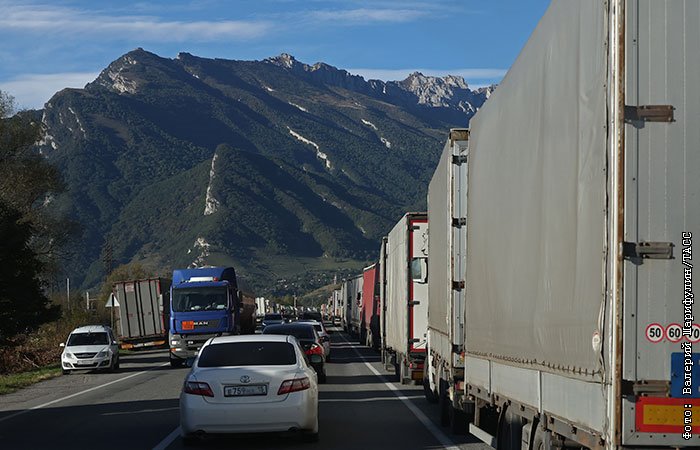 Около 2,5 тыс. грузовиков ожидают проезда через КПП 