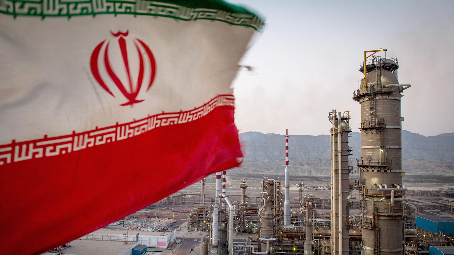 Добыча нефти в Иране может упасть в мае до минимума с 1980-х годов из-за санкций США 
