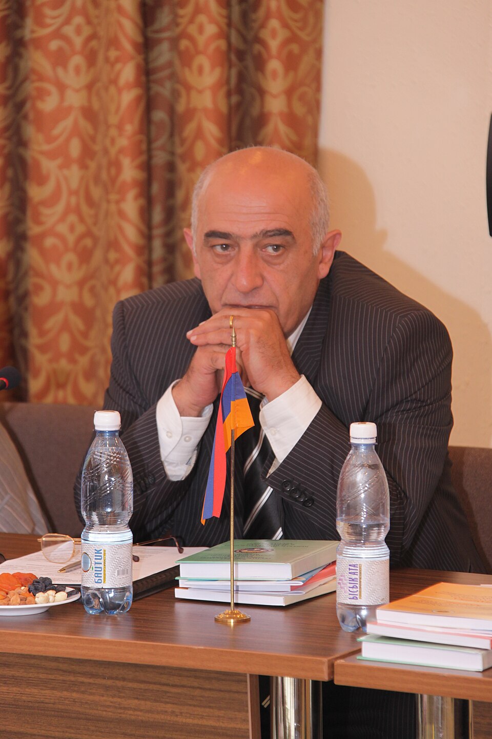 Դատախազությունը պահանջում է Էռնեստ Սողոմոնյանից բռնագանձել 2 բնակարան