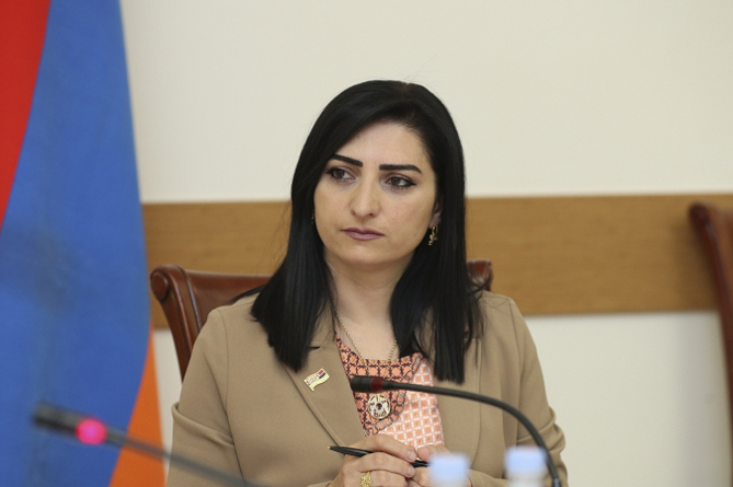 Тагуи Товмасян подарила наручники председателю Следкома