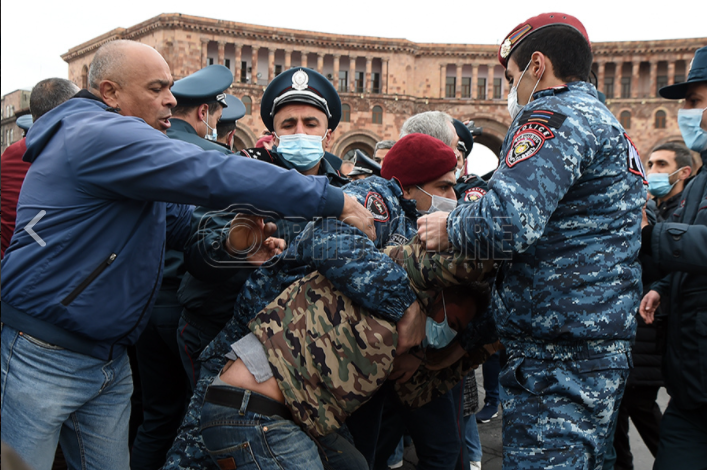 Акция протеста у здания правительства Армении: полиция начала оттеснять демонстрантов 