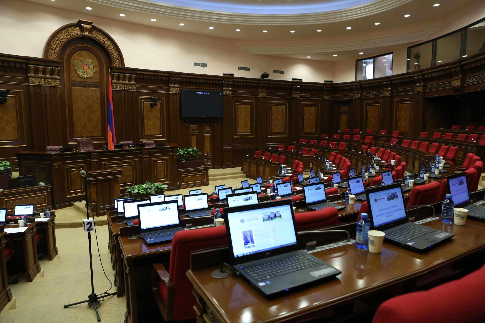 Парламент Армении одобрил изменения в программе 