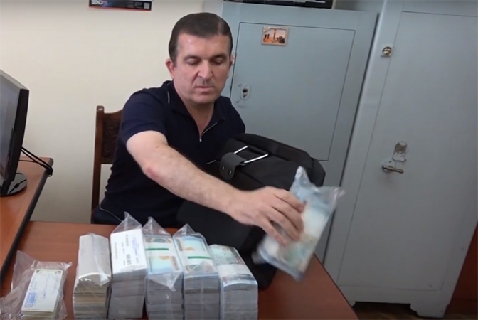 Экс-начальник охраны Сержа Саргсяна и его жена обвиняются в отмывании денег 
