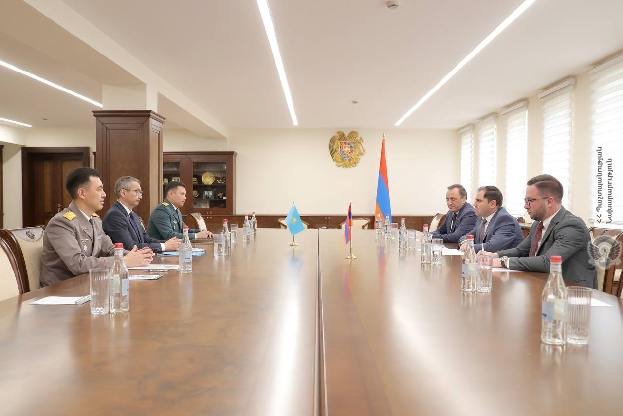 Глава Минобороны и посол Казахстана обсудили вопросы региональной безопасности