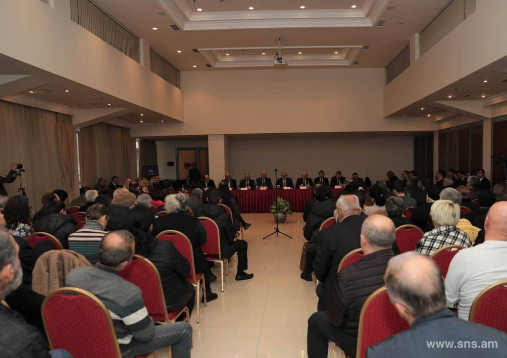 Директор СНБ Армении встретился с родственниками пленных, заложников и пропавших без вести