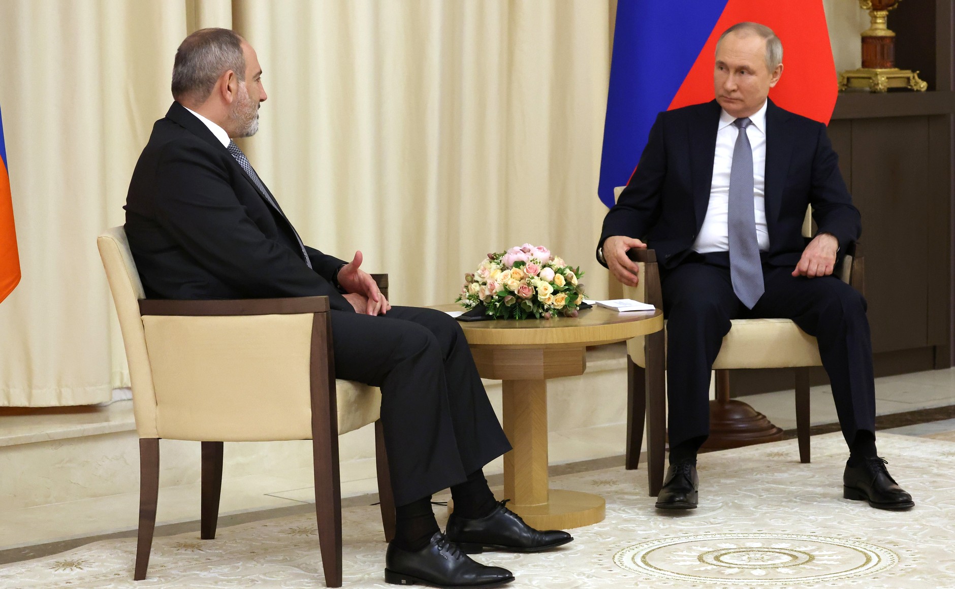 Путин заявил Пашиняну, что планирует обсудить с ним вопросы безопасности в Карабахе