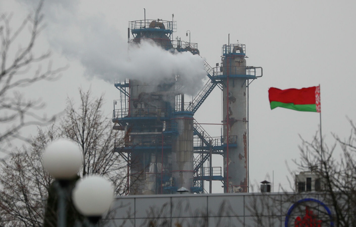 Белоруссия рассчитывает купить в России в апреле 2 млн тонн нефти по цене $4 за баррель