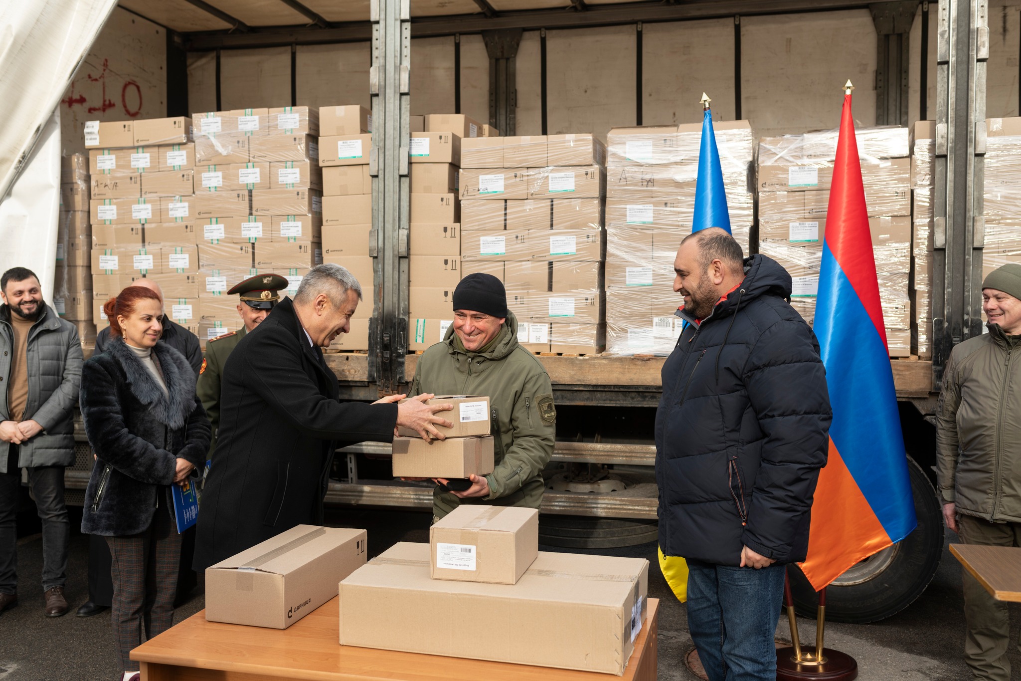 Готов к переориентации: какие месседжи Ереван посылает Западу через помощь Украине?